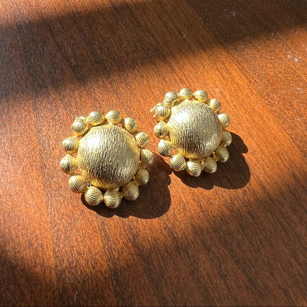 Vintage Gold Sunflower Clip Earrings er2